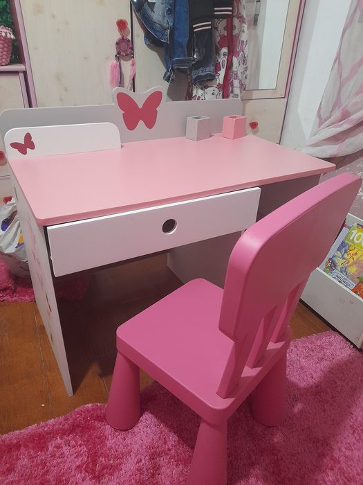 Secretária infantil menina com oferta