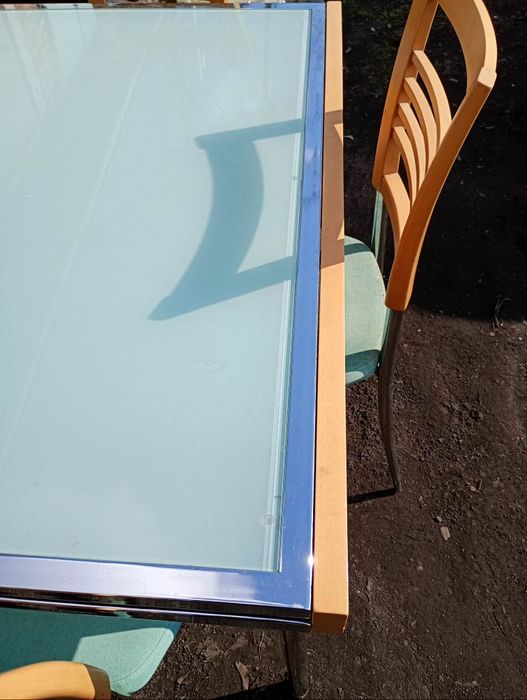 Stół że szklanym blatem i krzesła