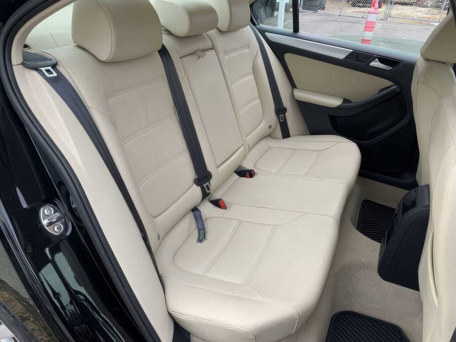 Volkswagen Jetta SE with Conv and Sunroof      2013