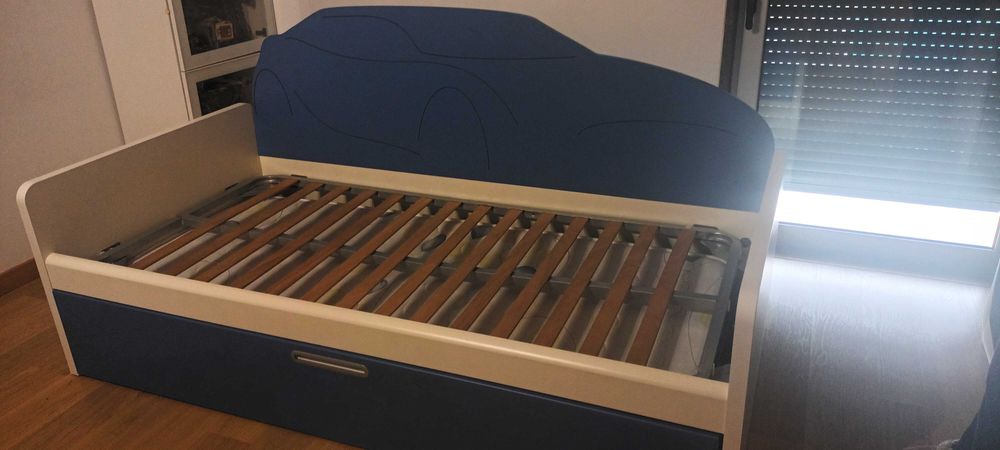 Cama de criança cabeceira formato carro