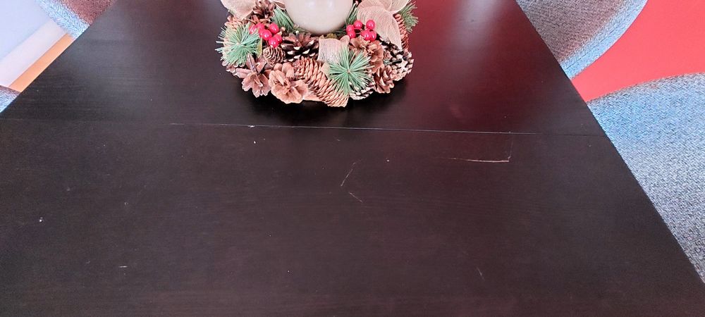 Mesa de jantar, cor wengué.