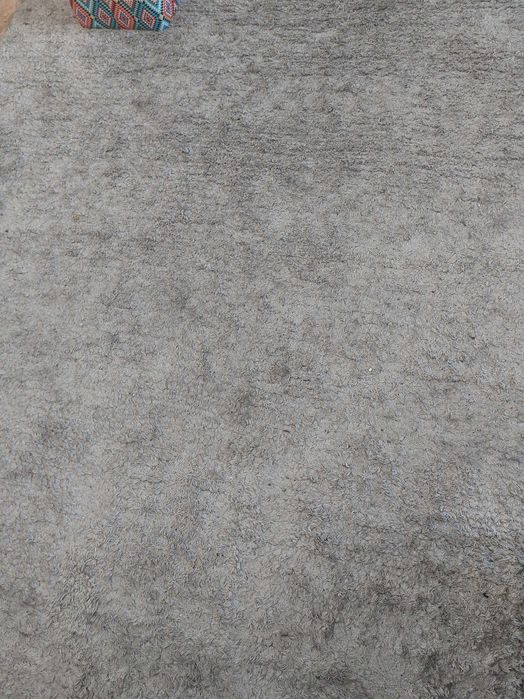 Tapete cinzento pelo medio