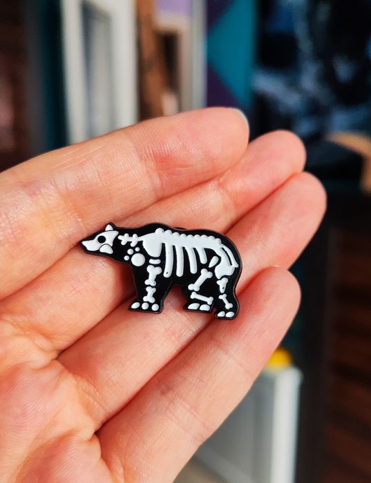 Niedźwiedź Miś Szkielet - metalowy pin przypinka broszka