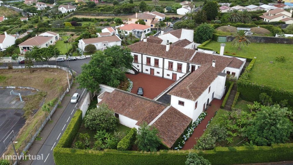 Solar Centenário de Encanto Histórico com Vista Inigualável na Ilha de