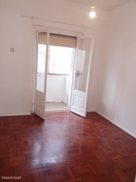 Apartamento T2 junto à Av. de Roma