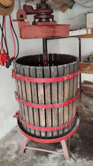 Prensa de Uvas em Ótimo Estado