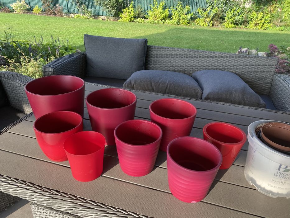 8 sztuk czerwonych doniczek ceramicznych