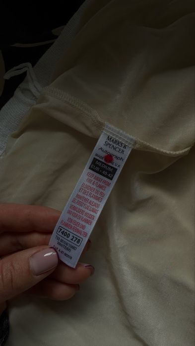 Спідниця M&S дуже вишукано виглядає. Стан нової. Розмір M-L