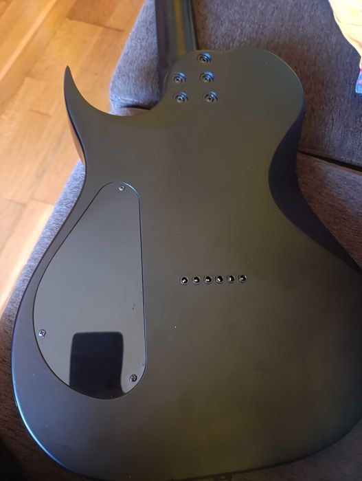 Guitarra  S by Solar com pickup Eng 81 activee