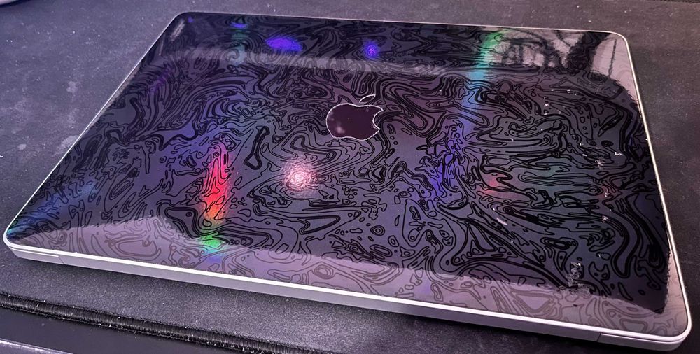 MacBook Air M1 13" /8GB RAM / 256GB SSD / 94% Bateria, Dbrand Obsidian