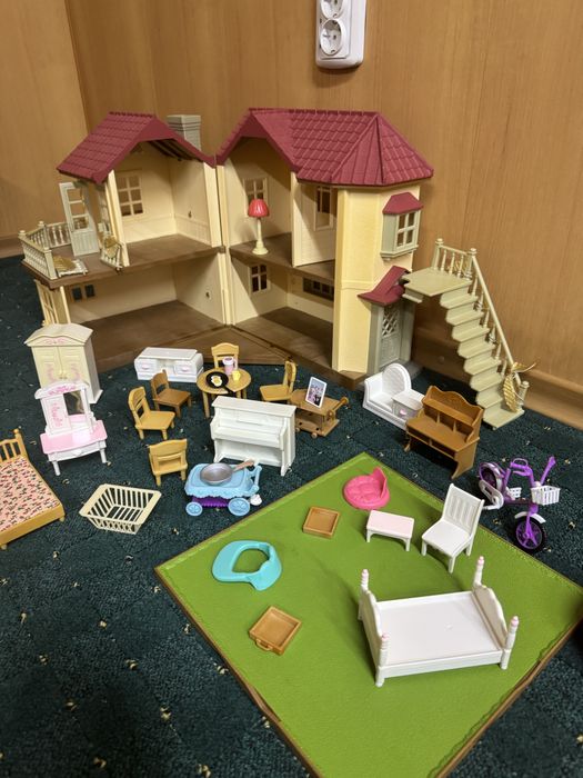Будинок та меблі для кукол та зверят