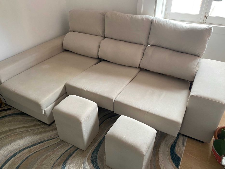 Sofá chaise longue em L com puff(s) – cor bege