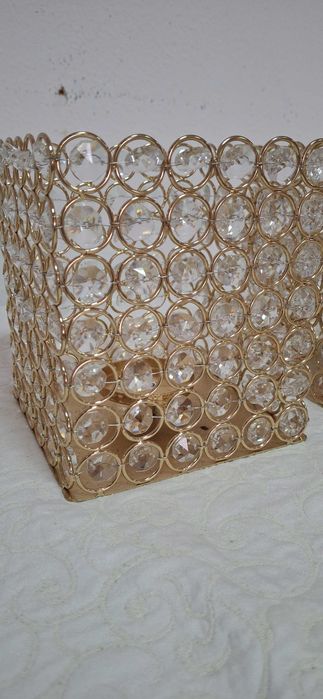 Vaso de metal dourado com cristal