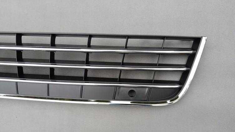 Решітка бампера центральна VW Touareg 2010 - 2014