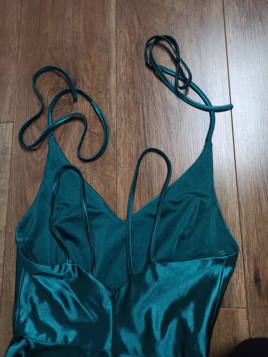 Satynowa sukienka z wycięciem na nogę