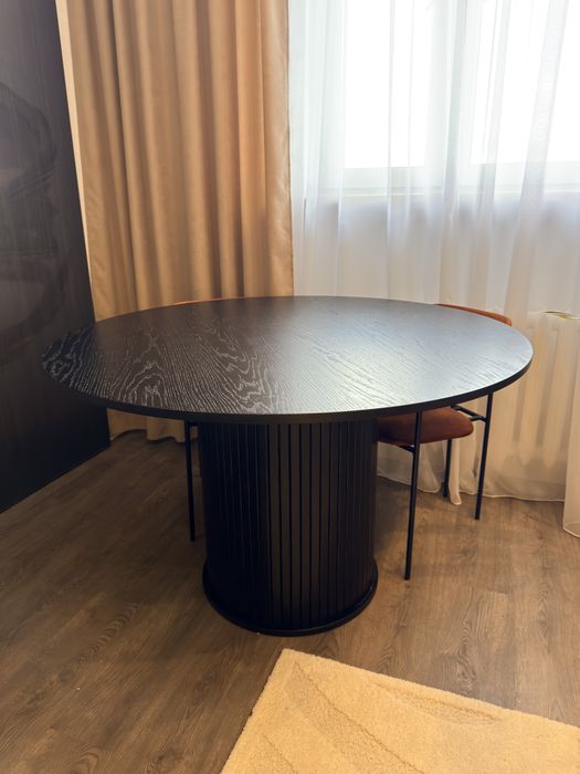 Stół okrągły Gativel 120 cm z okrągłą podstawą lamele dąb czarny SELSEY