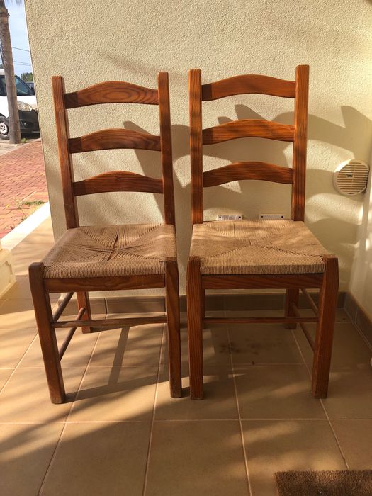 Duas Cadeiras de Mesa