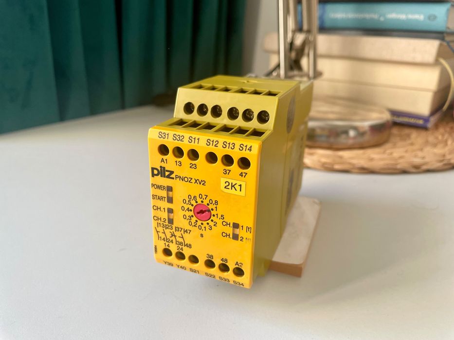 Pilz PNOZ XV2 "774502": przekaźnik bezpieczeństwa