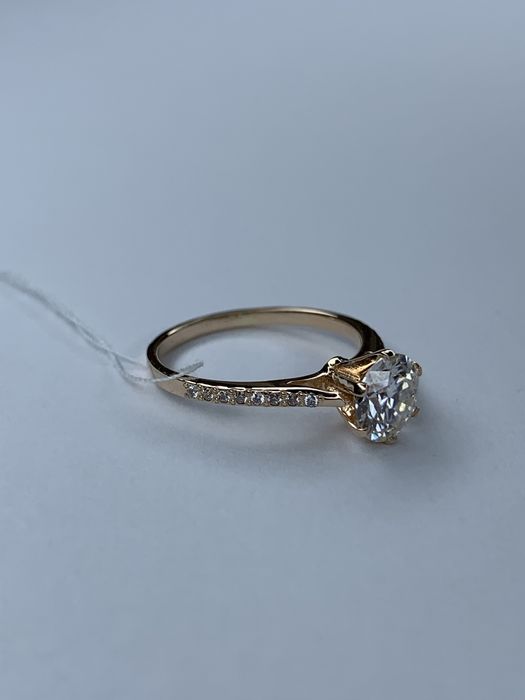 Золота каблучка з дімантом в стилі Tiffany