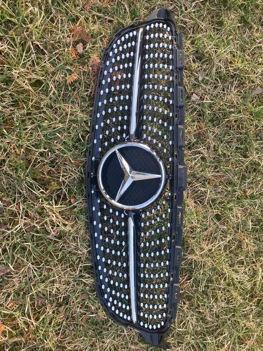 Решетка радиатора mercedesC W205 14-18год.диамант (чорная) без камеры.