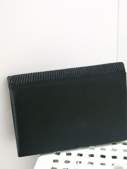 Mala pochette preta e dourada