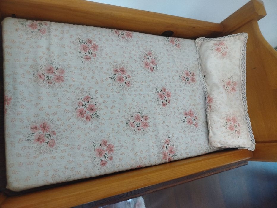 Cama de boneco bebé Nenuco móvel  em madeira