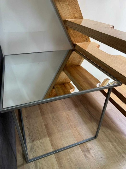 Mesa pequena de sala / sofá de metal e base espelho de vidro. Tampo 55 cm e altura 50 cm