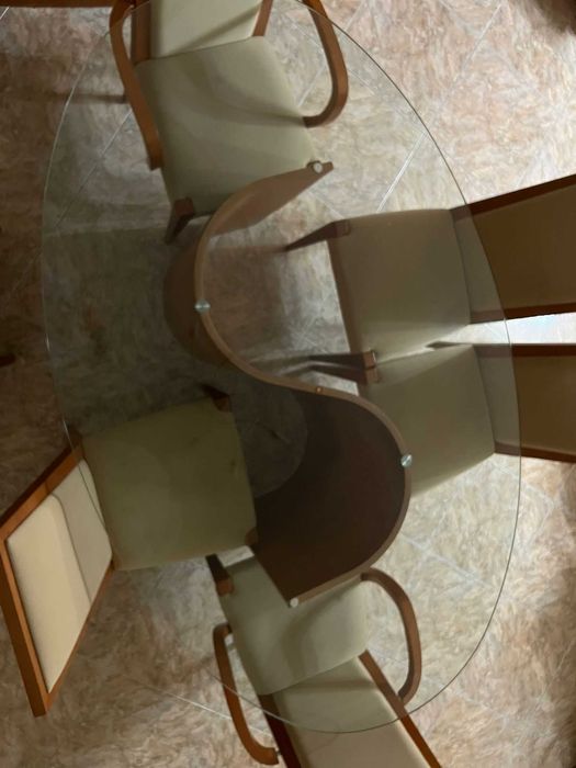 Mesa de vidro com pé de cerejeira com cadeiras