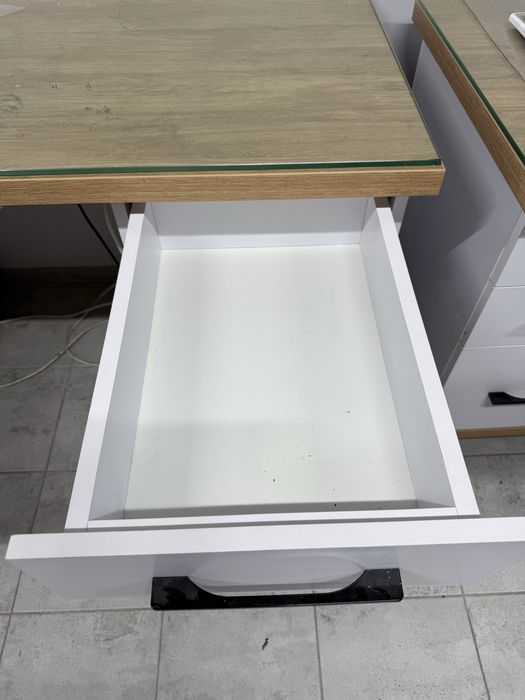 Терміново стіл для салону манікюрний офісний