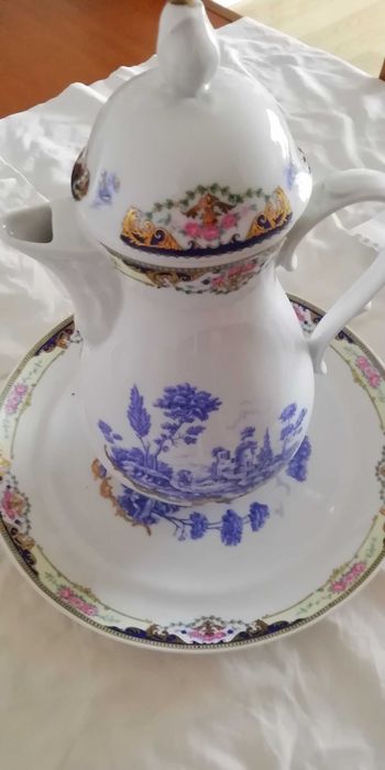 Jarro de água e prato em porcelana