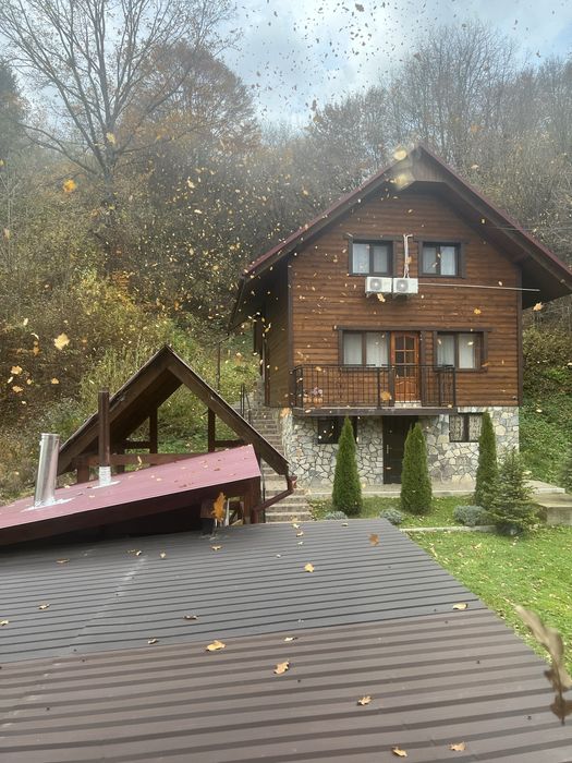 Здається будиночок. Баня і чан є на території