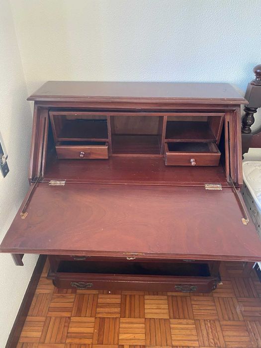 Cama  com colchao e mesa de cabeceira