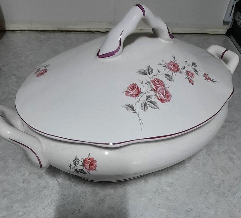 Terrina em porcelana antiga