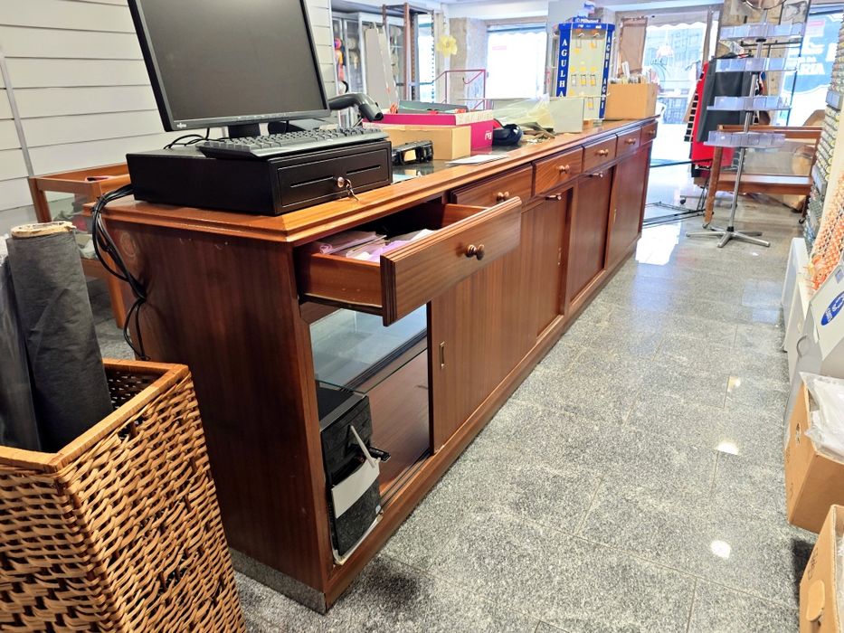 Balcões e Móveis Comerciais – Fundão – Excelente Estado