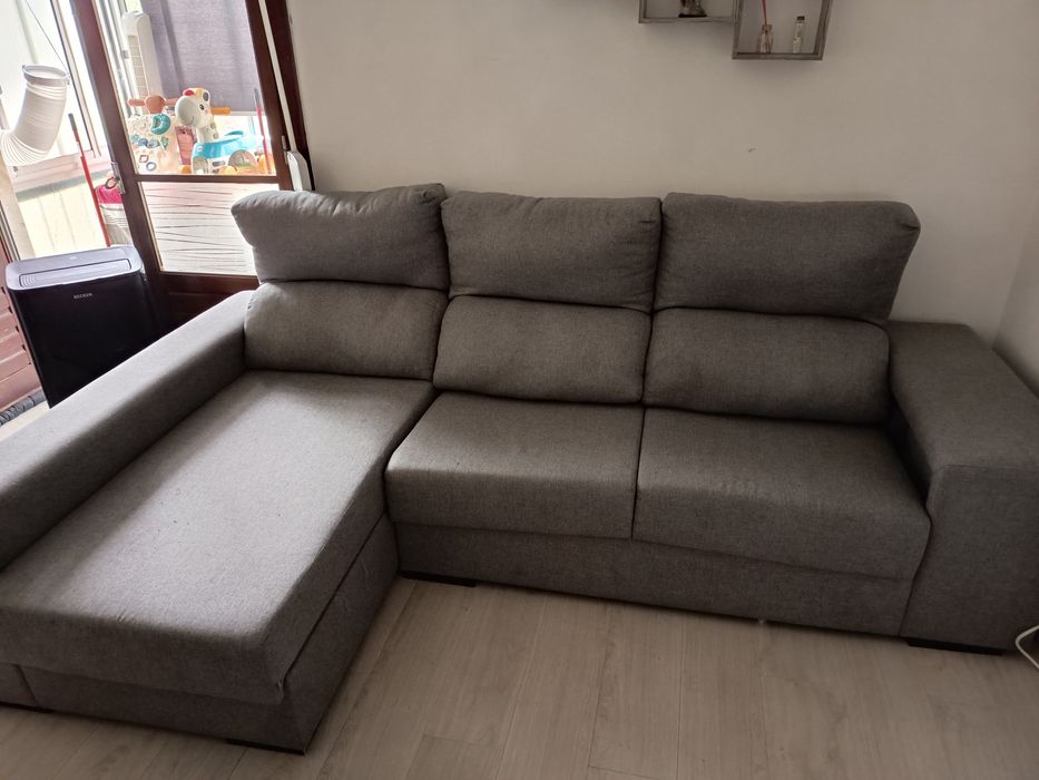 Sofá chaselong com arrumação