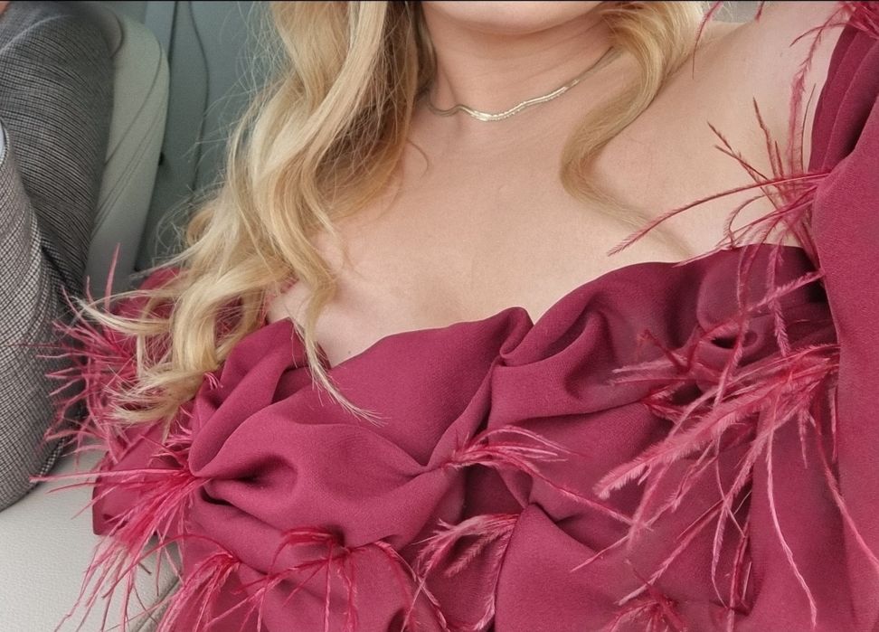 Sukienka z hiszpańskim dekoltem z piórami bordowa M L