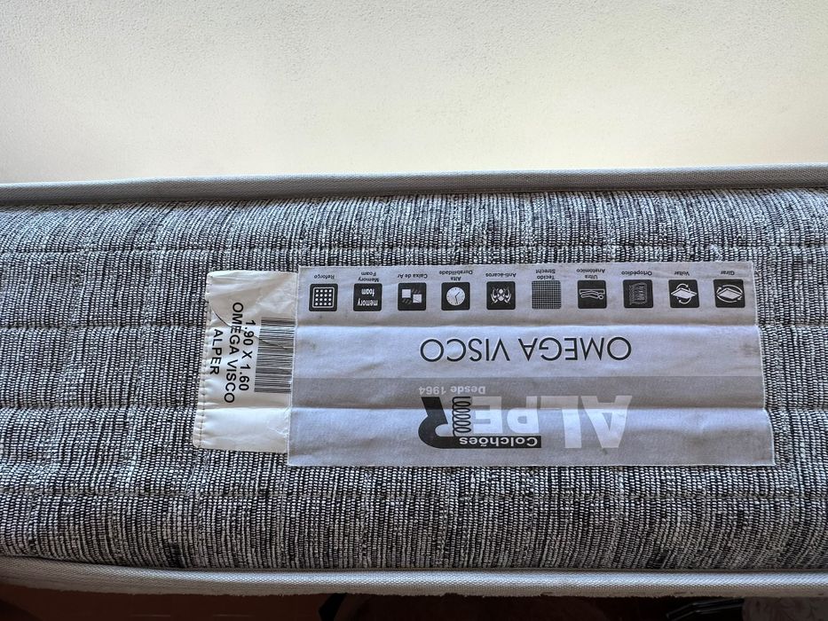 Vendo Cama e colchões