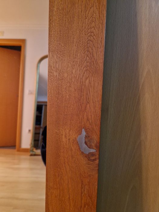 Espelho com moldura em madeira maciça