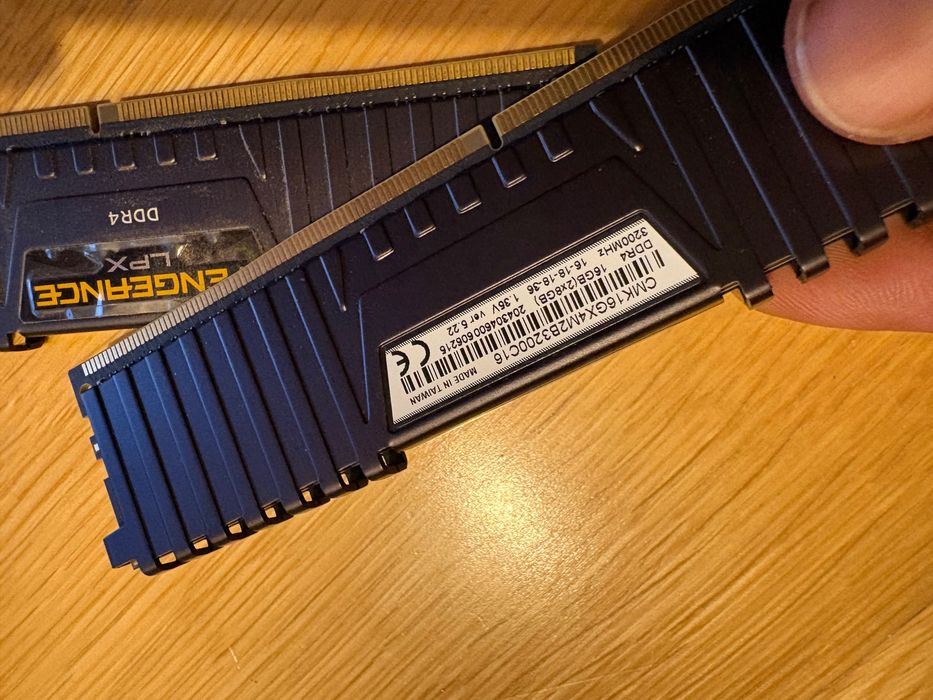 Memória RAM Corsair Vengeance LPX DDR4 3200 PC4-25600 16GB 2x8GB CL16