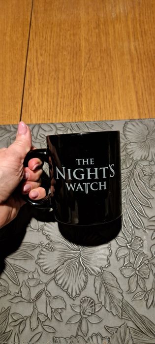 Czarny kubek z napisami HBO