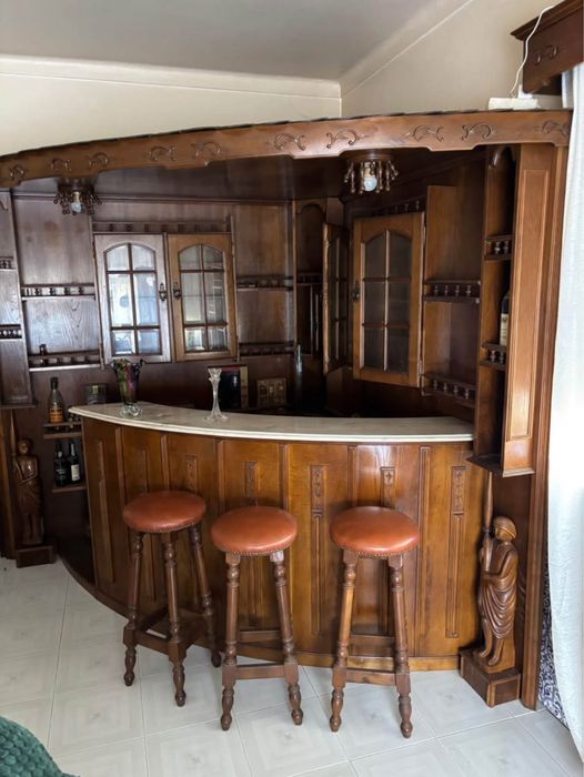 Móvel de bar em madeira