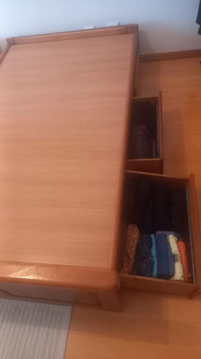 Cama de solteiro  em pinho tratado com muito boa qualidade