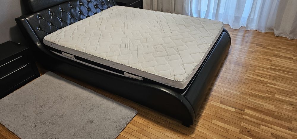 Cama com 2 mesas de cabeceira