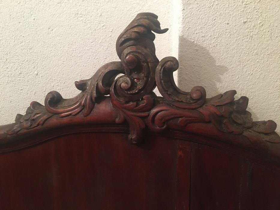 Cama muito antiga de casal