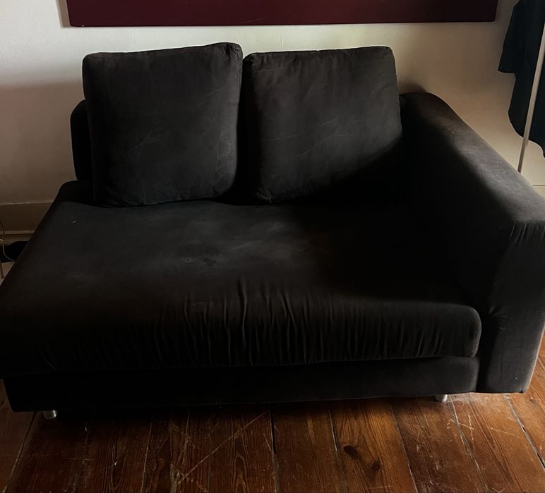 Sofá preto 2 lugares (da AREA)