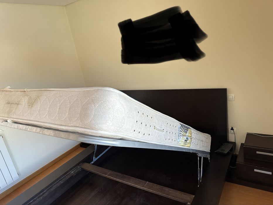 Cama casal grande com arrumação interior com blocos de apoio
