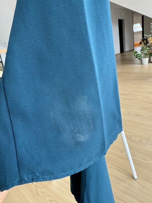 Szeroka sukienka z długim rękawem