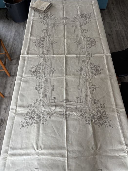 Toalha de mesa em puro linho com bordado feito à mão