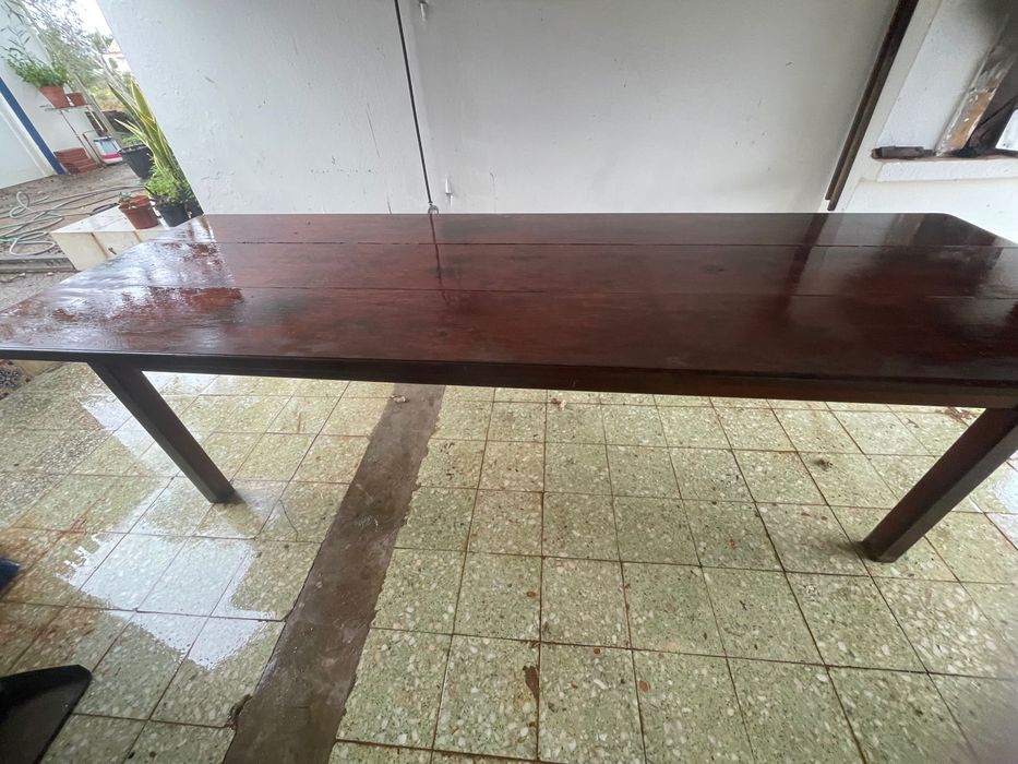 Mesa madeira muito robusta. Material madeira ferro