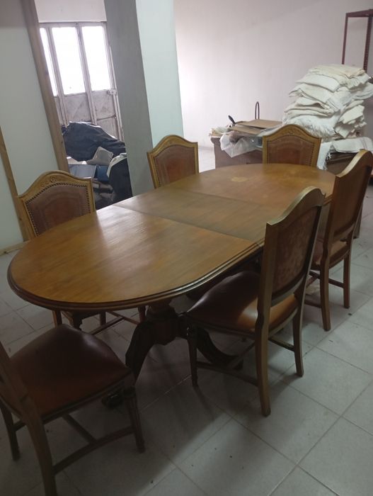 Vendo mesa 6 cadeiras muitas bonitas bom estado